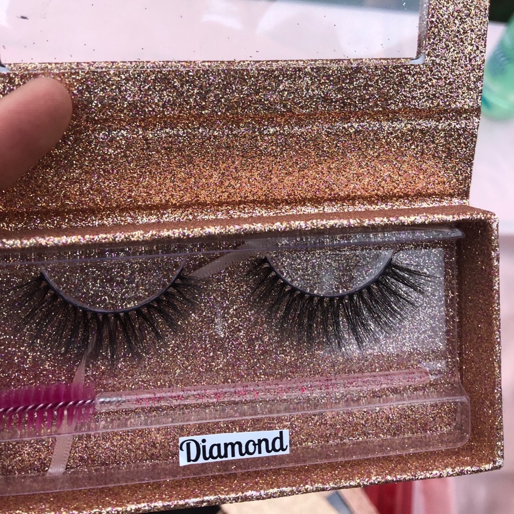 Lashes - Picture 4 of 8